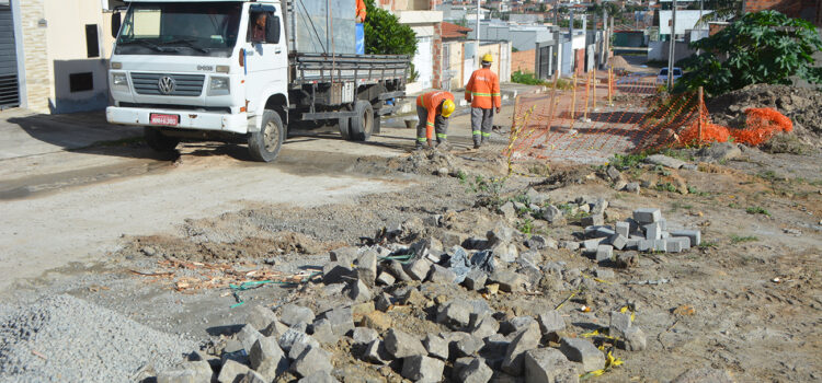 Prefeitura de Feira de Santana implanta drenagem na Avenida Iguatemi para combater erosão no asfalto