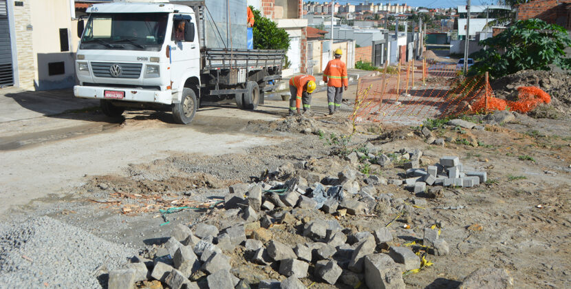 Prefeitura de Feira de Santana implanta drenagem na Avenida Iguatemi para combater erosão no asfalto