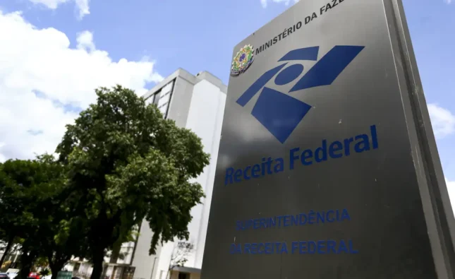 Receita paga nesta segunda último lote de restituição do IR 2026