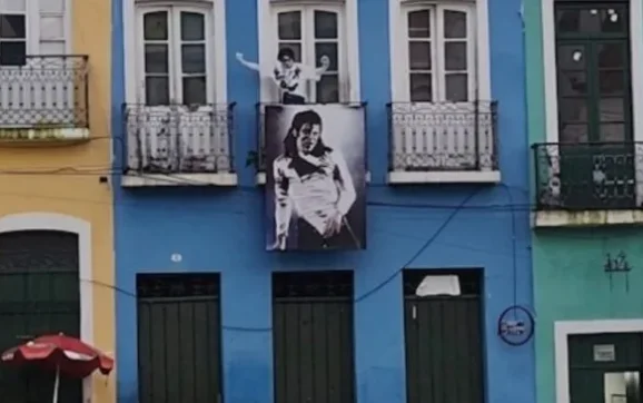 Cenário de clipe icônico de Michael Jackson, casarão azul no centro do Pelourinho enfrenta ordem de desocupação