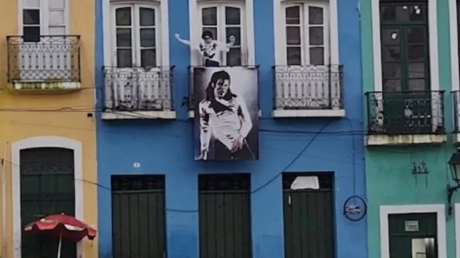 Cenário de clipe icônico de Michael Jackson, casarão azul no centro do Pelourinho enfrenta ordem de desocupação