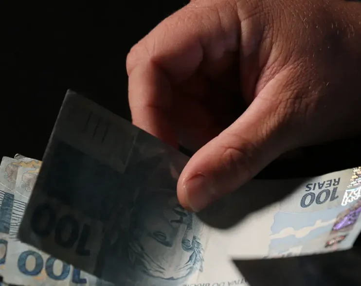 Trabalhadores nascidos em setembro e outubro recebem abono salarial