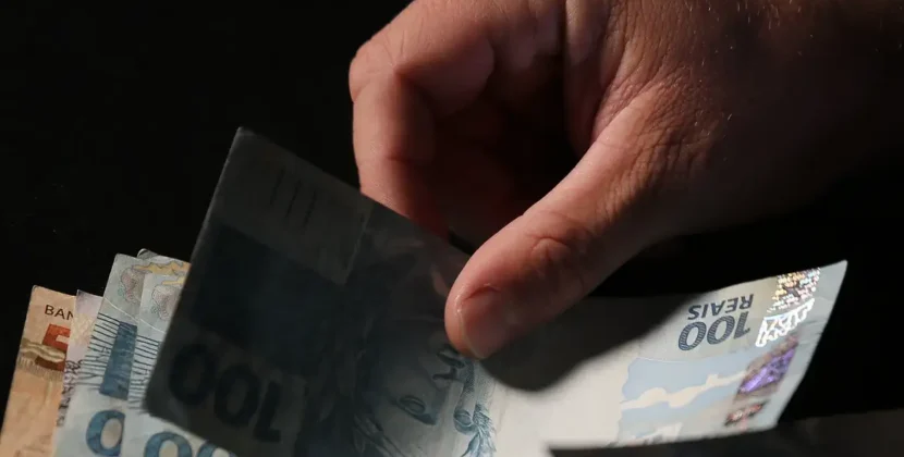 Trabalhadores nascidos em setembro e outubro recebem abono salarial