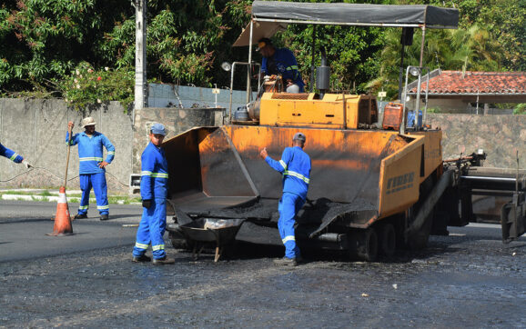 Prefeitura avança com obras de pavimentação asfáltica na Rua Lopes Rodrigues