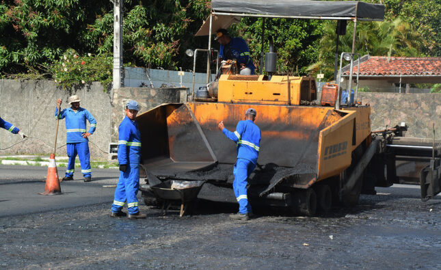 Prefeitura avança com obras de pavimentação asfáltica na Rua Lopes Rodrigues