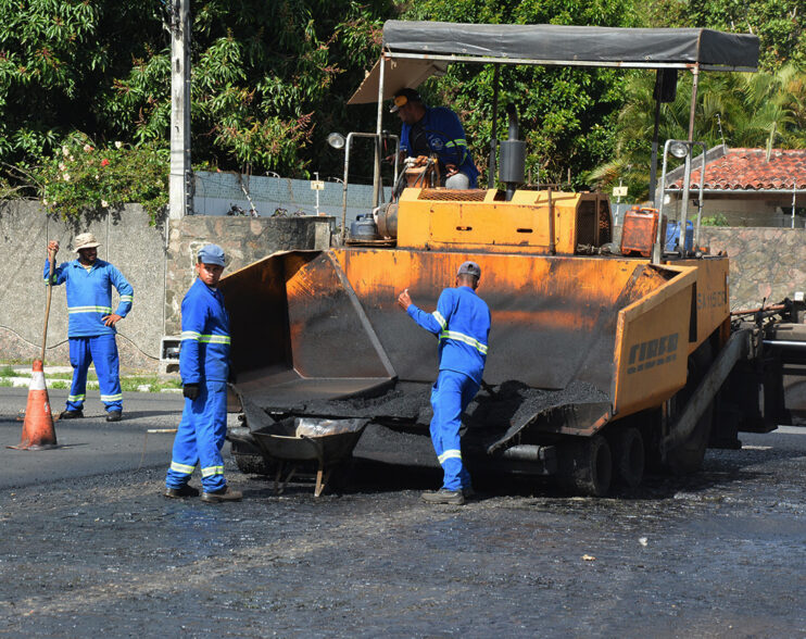 Prefeitura avança com obras de pavimentação asfáltica na Rua Lopes Rodrigues