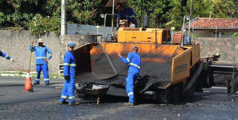 Prefeitura avança com obras de pavimentação asfáltica na Rua Lopes Rodrigues