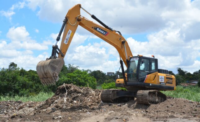 Requalificação da Lagoa Salgada avança com limpeza de resíduos retirada de construções irregulares