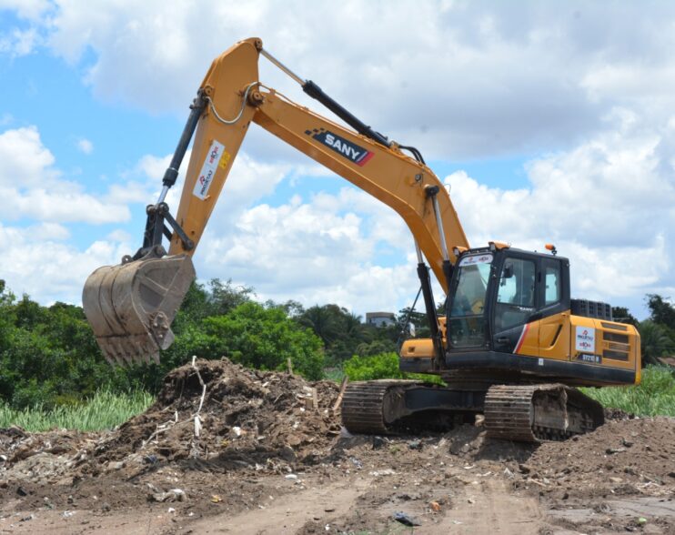 Requalificação da Lagoa Salgada avança com limpeza de resíduos retirada de construções irregulares