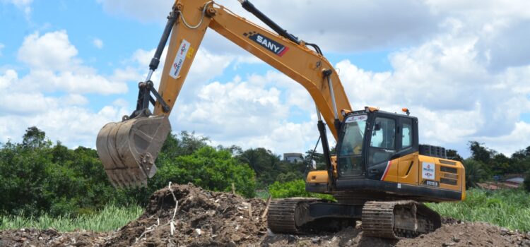 Requalificação da Lagoa Salgada avança com limpeza de resíduos retirada de construções irregulares