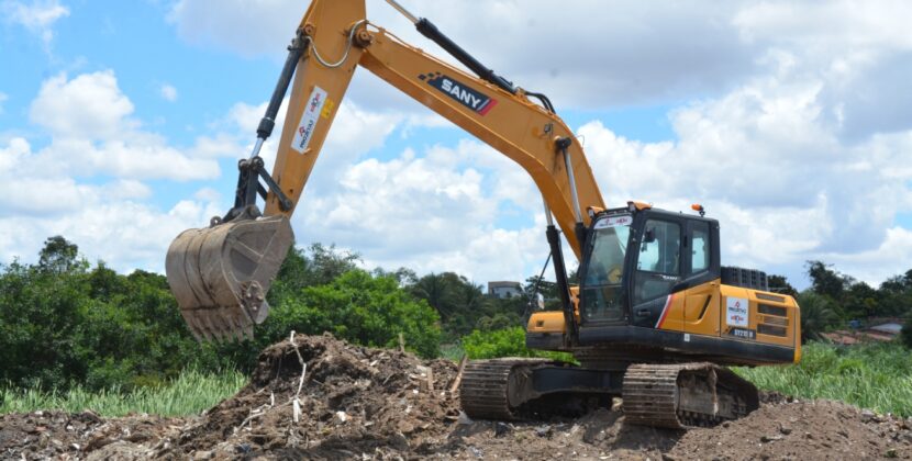 Requalificação da Lagoa Salgada avança com limpeza de resíduos retirada de construções irregulares