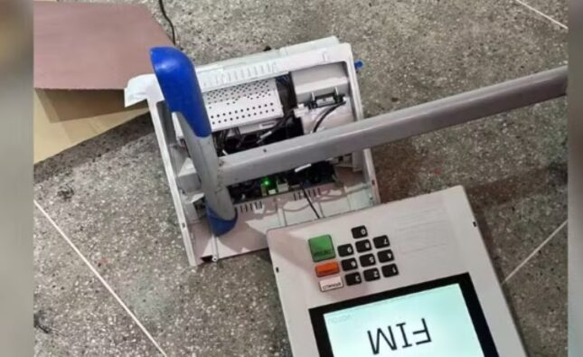 Eleitor arremessa urna eletrônica ao chão após discussão em seção eleitoral de Fortaleza