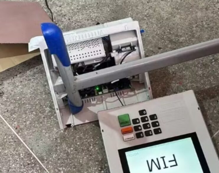 Eleitor arremessa urna eletrônica ao chão após discussão em seção eleitoral de Fortaleza