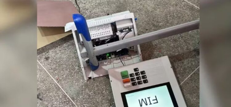 Eleitor arremessa urna eletrônica ao chão após discussão em seção eleitoral de Fortaleza