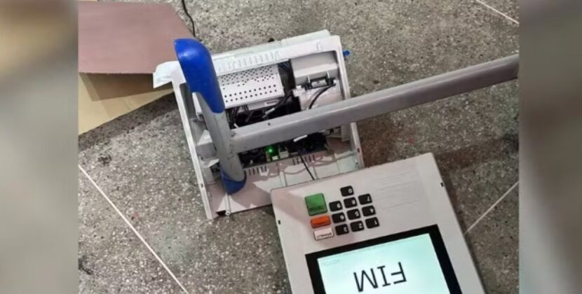 Eleitor arremessa urna eletrônica ao chão após discussão em seção eleitoral de Fortaleza