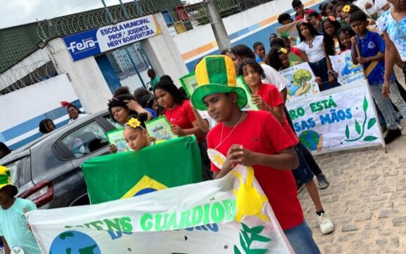 Desfile da Escola Municipal Josenita Nery celebra a infância em Feira de Santana