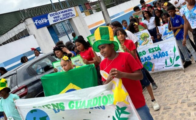 Desfile da Escola Municipal Josenita Nery celebra a infância em Feira de Santana